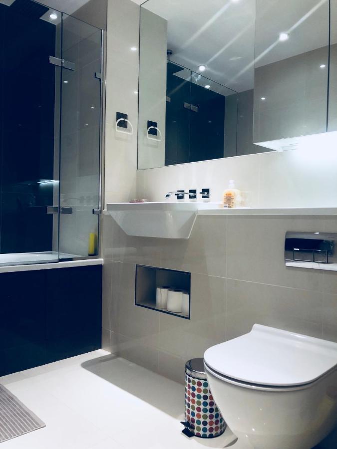 Ultra Modern Room Лондон Екстериор снимка